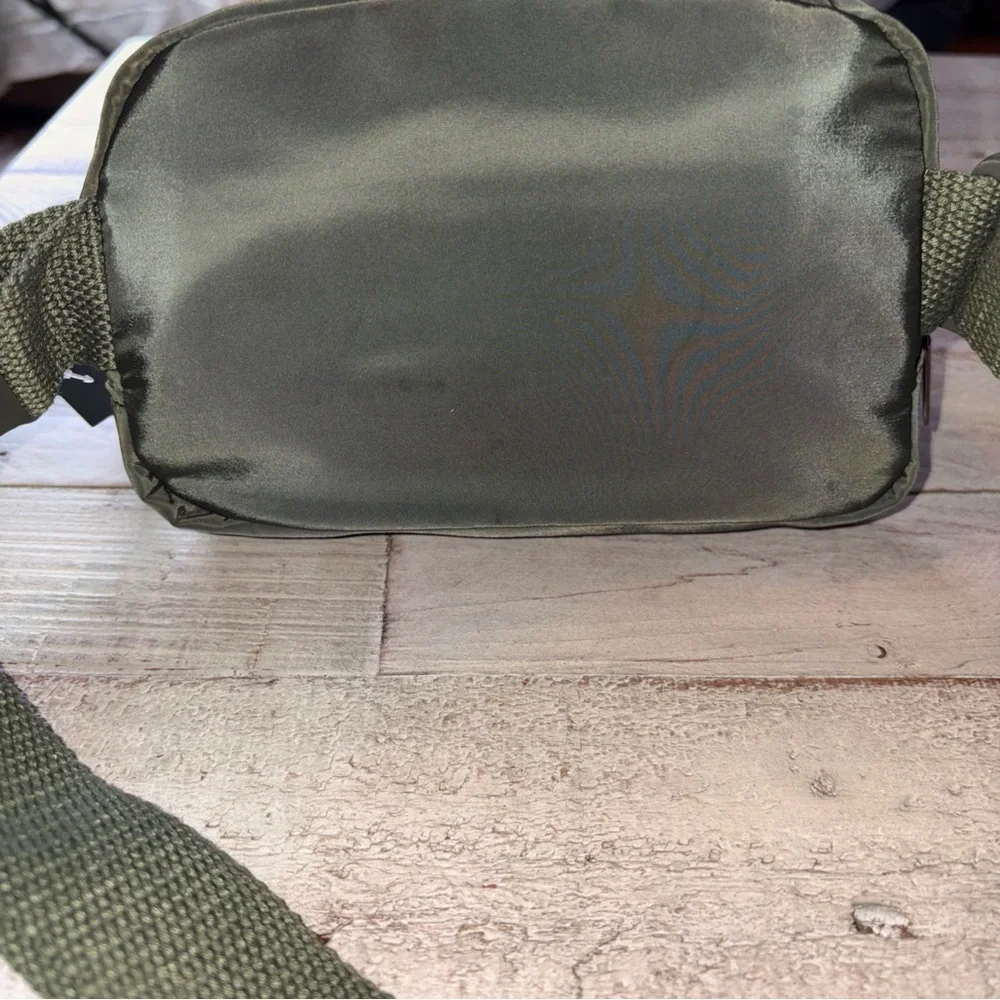 Wild Fable Women's Olive Green Small Fanny Pack Bag Adjustable Strap, NWT - Picture 6 of 12